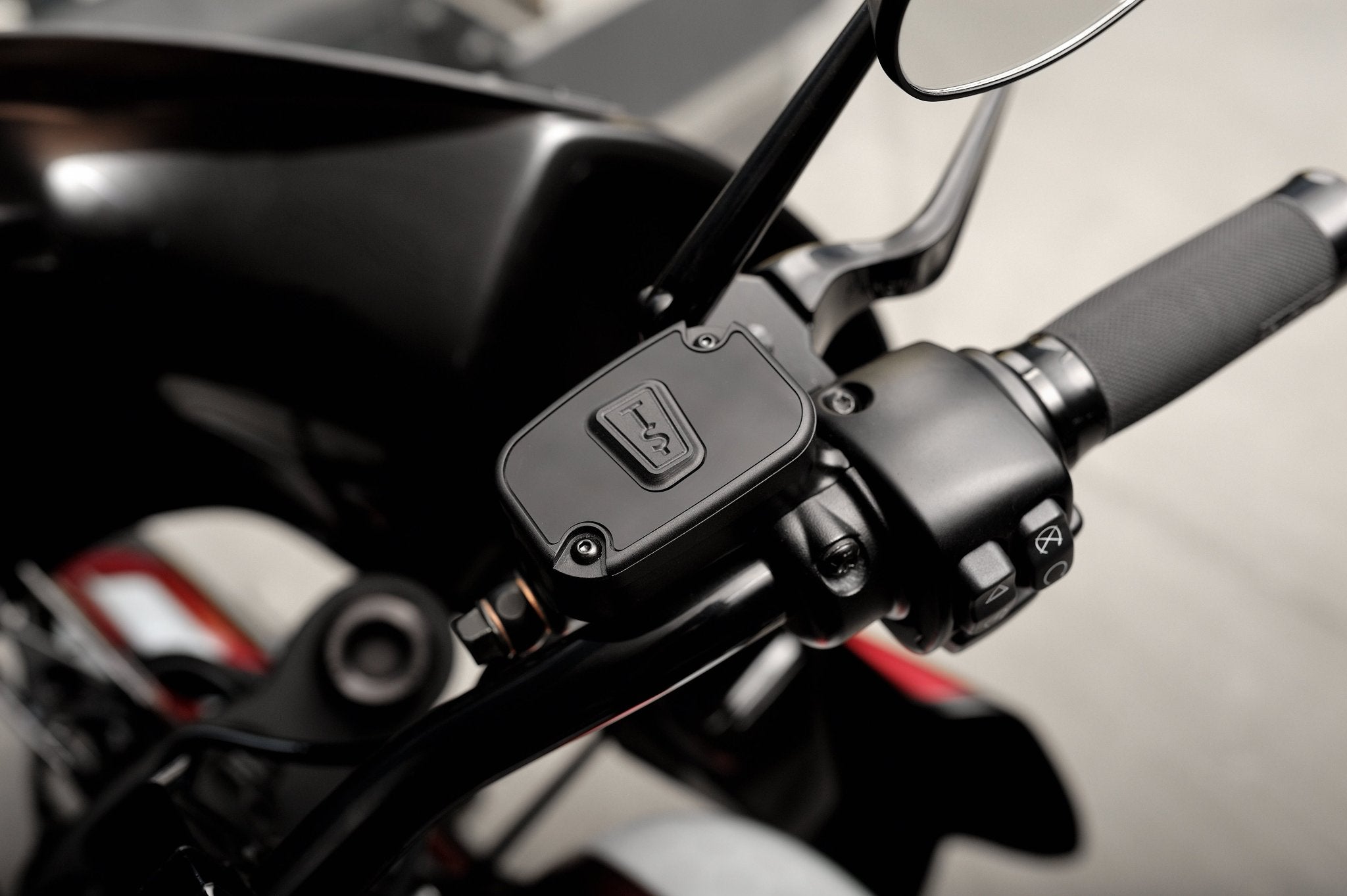 Custom Aluminium brake master cylinder cover for Harley Davidson Milwaukee-8 models. The cover is accommodated with a black glass insert.