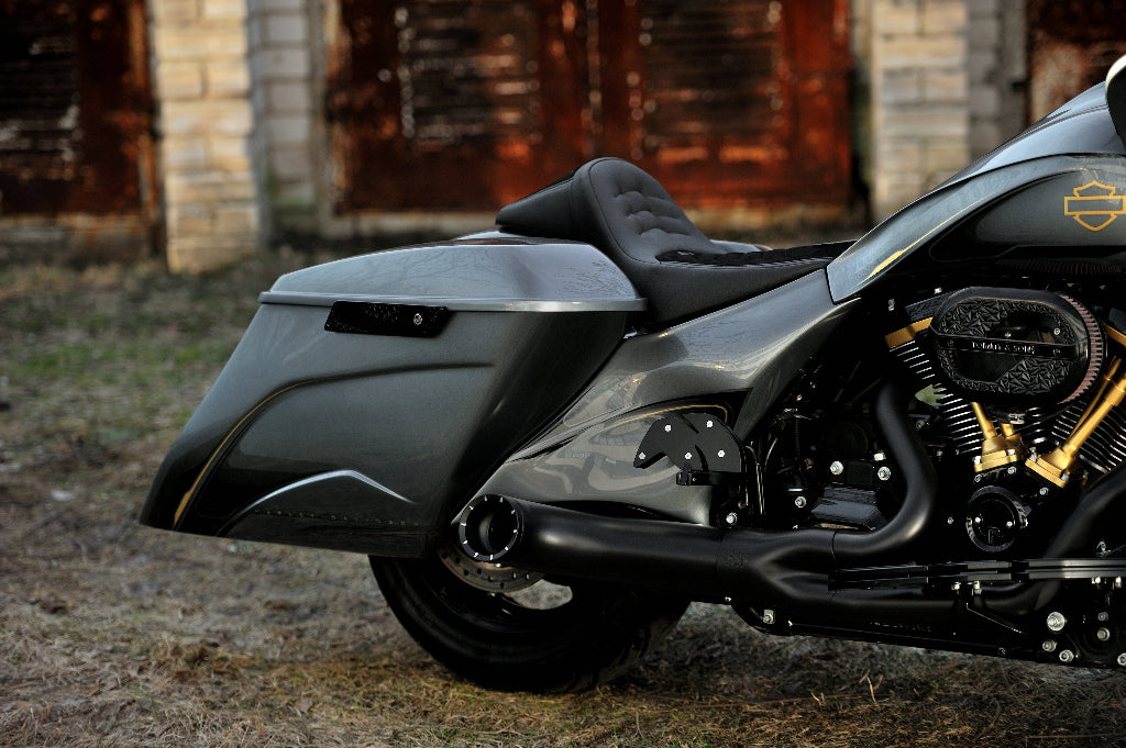 Billow stretched side covers on a Harley Davidson Road Glide 2017