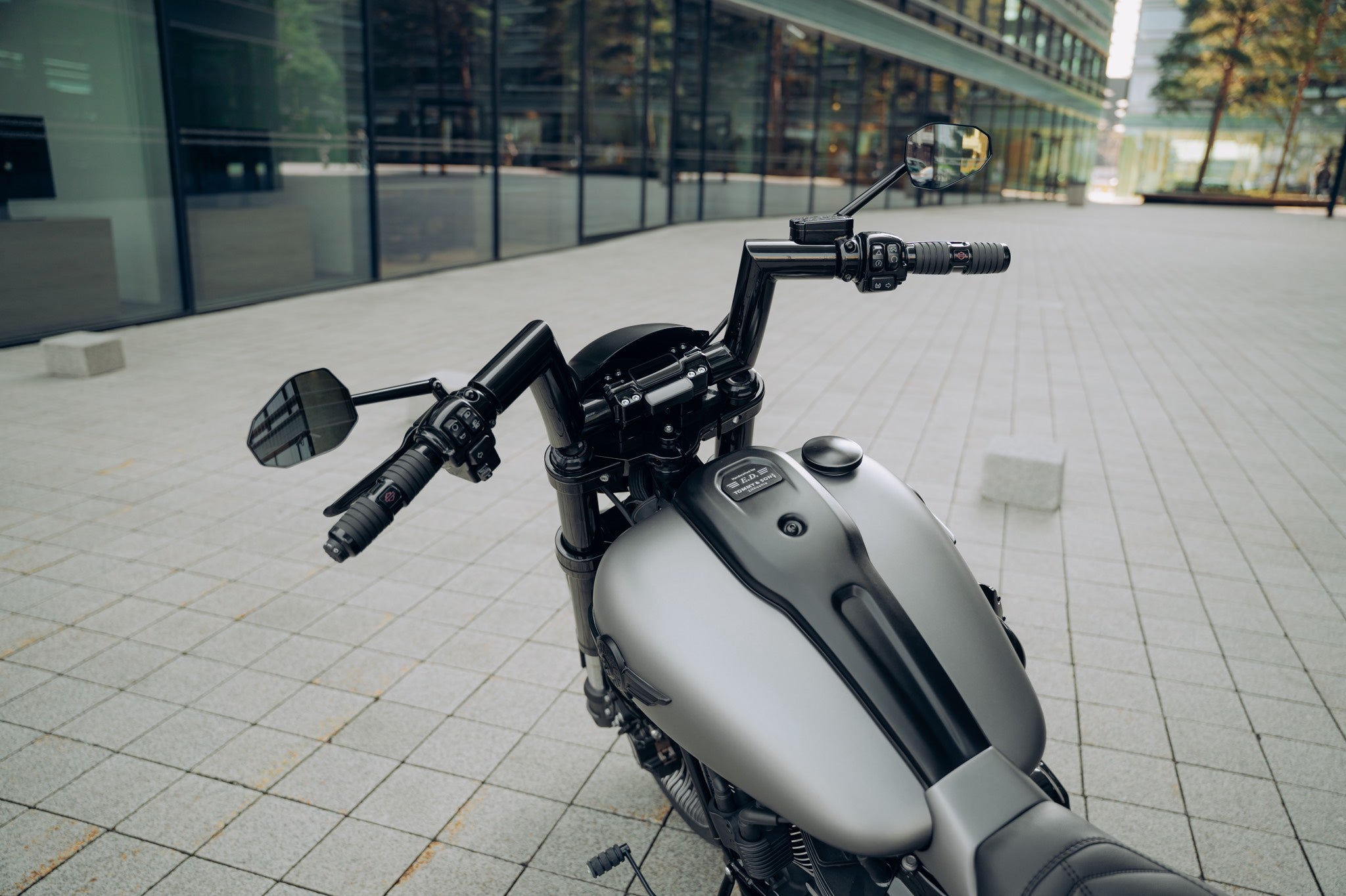 Risers for 1,25" handlebar with digital gauge. Developed for Softail models.
