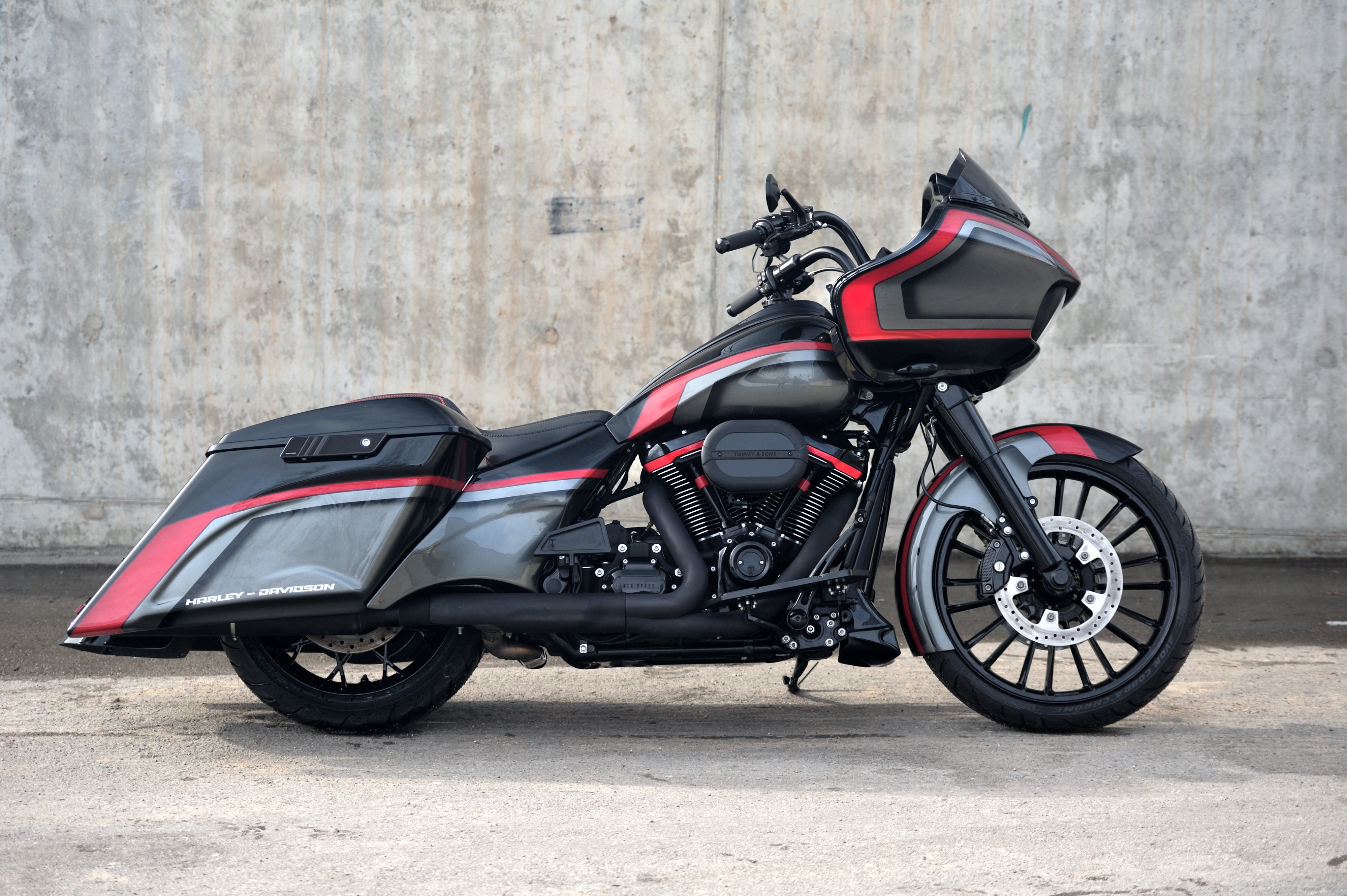 Magnus side cover and tank shroud set for Harley Davidson Touring (Street Glide, Road Glide, Road King) 2014-2023 models red side