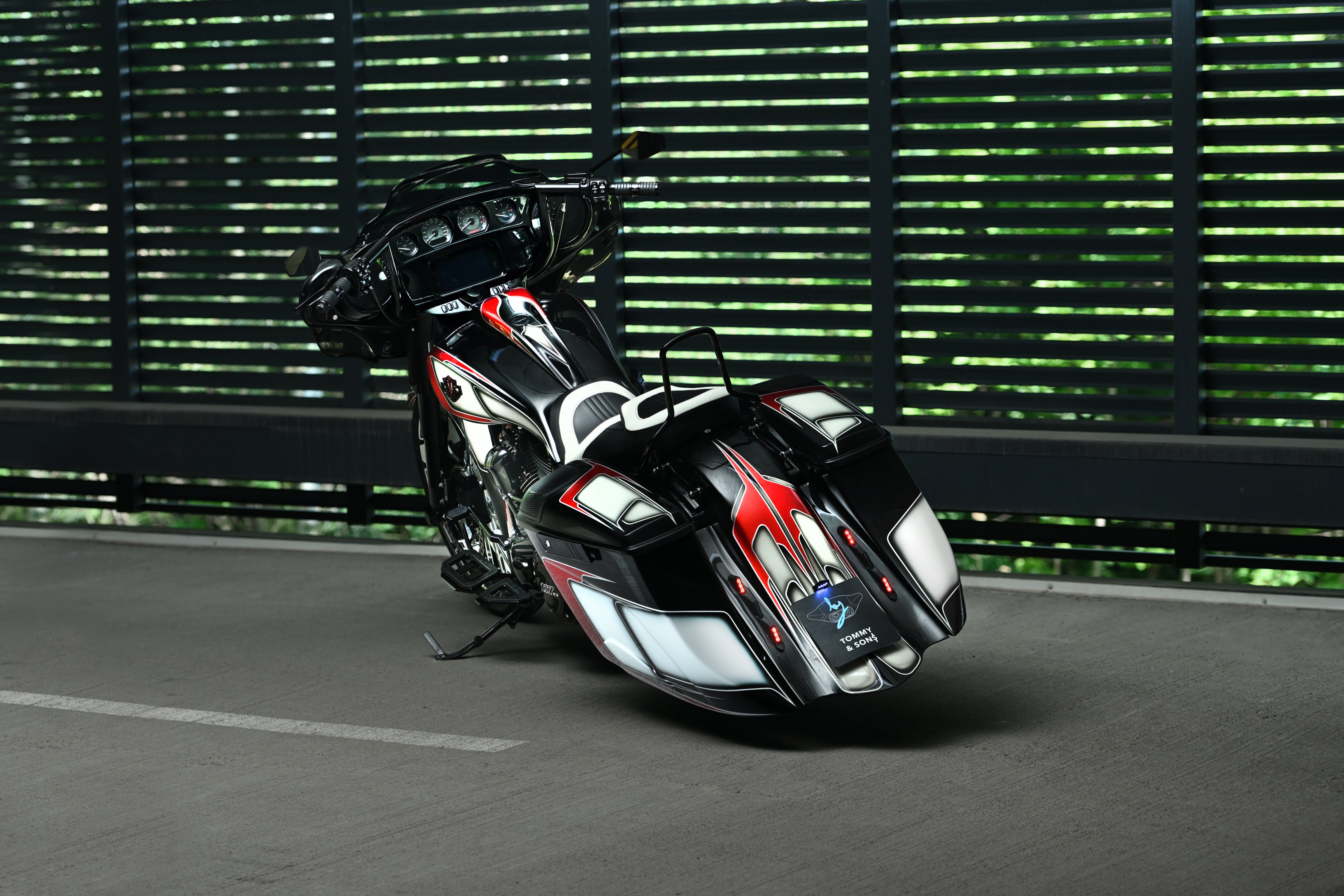 Billow set of stretched rear fender and saddlebags for Harley Davidson Touring 2014 up - Tommy&Sons red perspective