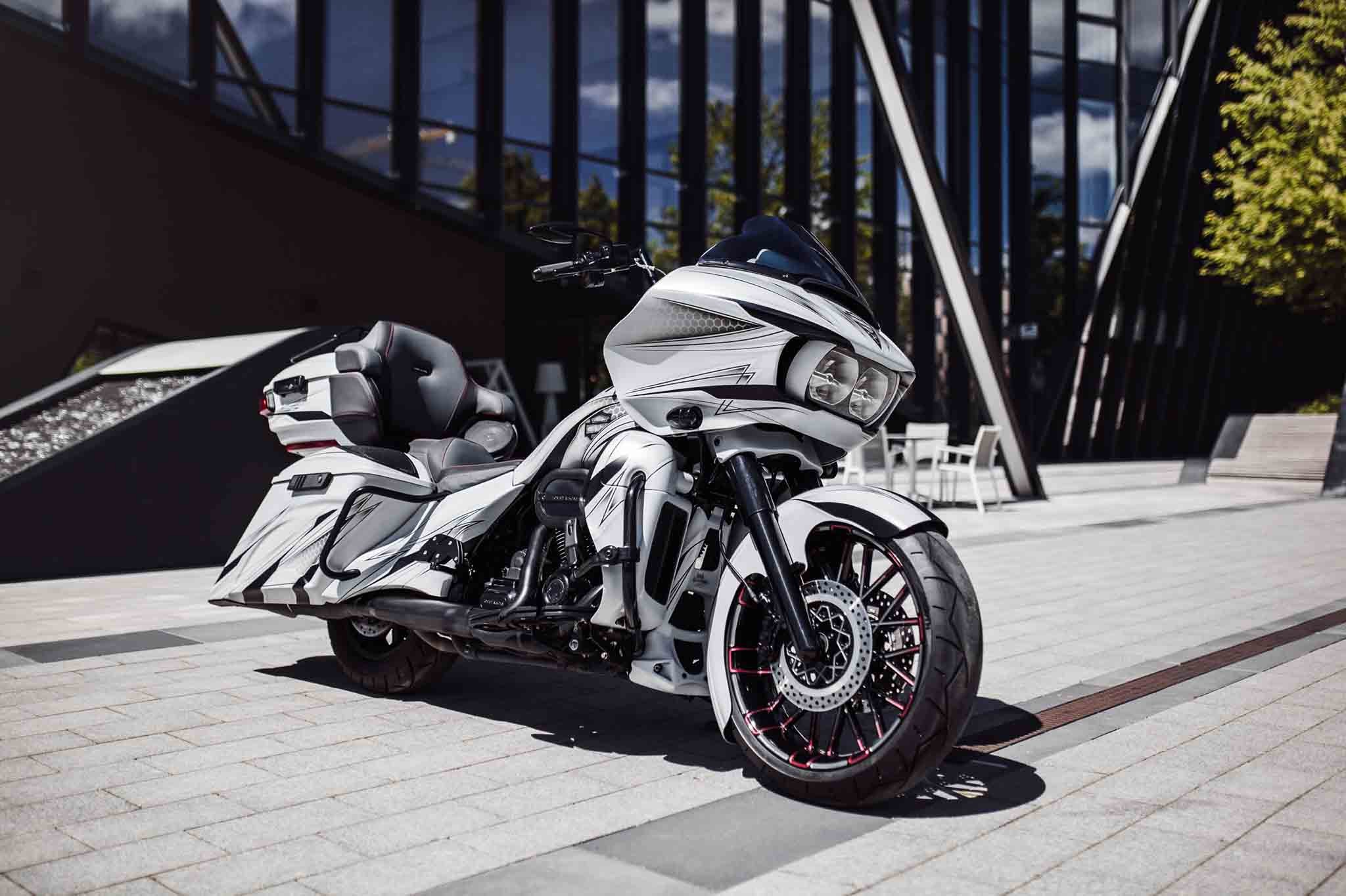 Harley Davidson Road Glide with a wide 21" front wheel, mounted with a wrapper 21x5.5" front fender by Tommy&Sons. The whole motorcycle is customized with a custom body kit and photographed from front right side perspectvie.