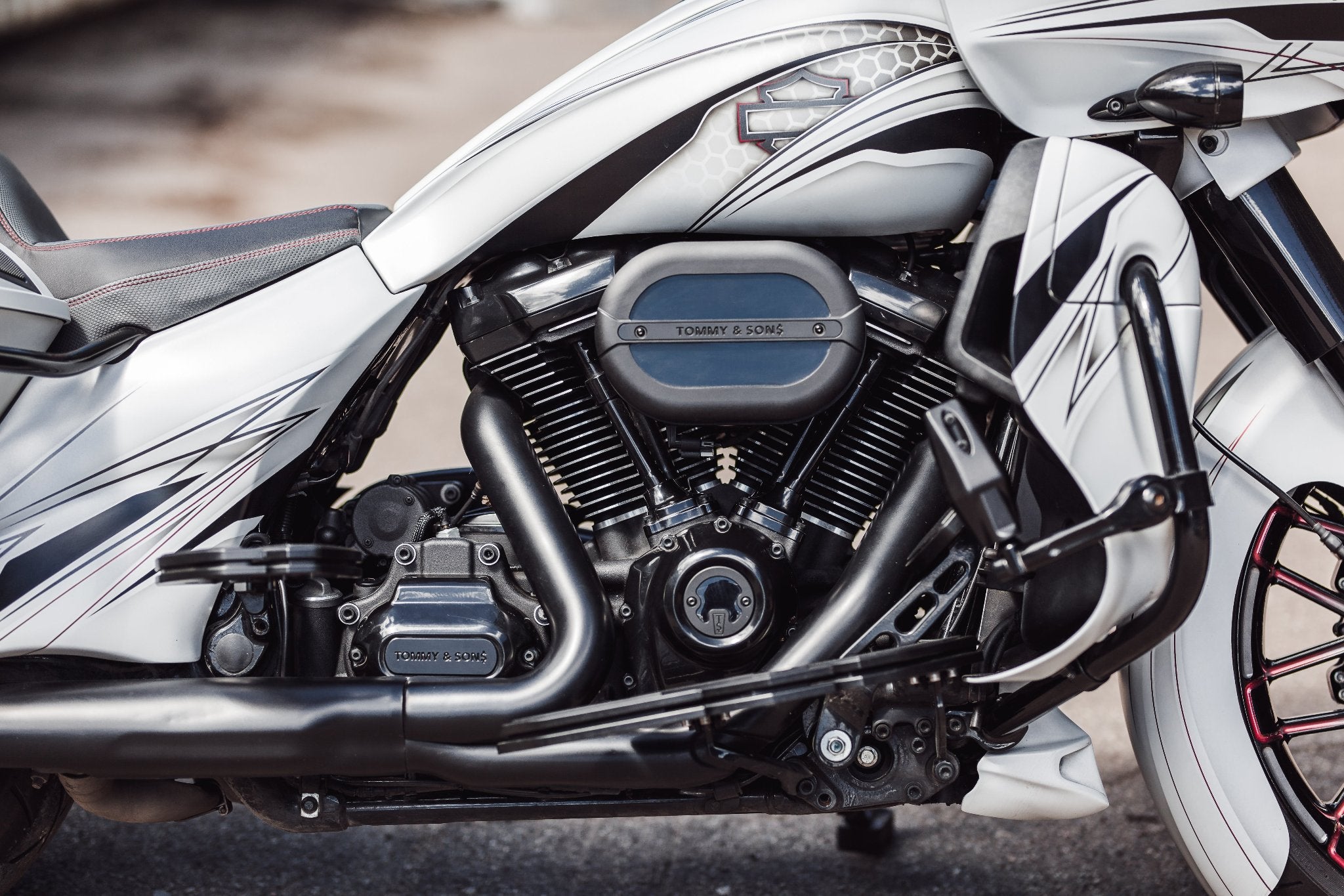 Harley Davidson Road Glide engine bay equiped with Black Series air filter, cam cover and floorboard set by Tommy&Sons.