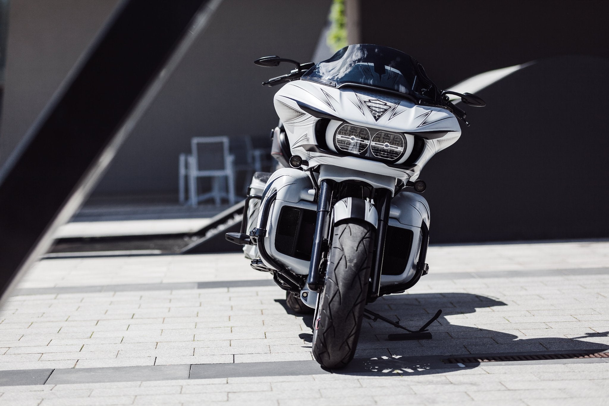 Harley Davidson Road Glide equiped with 21x5.5" front wheel. photographed from front.