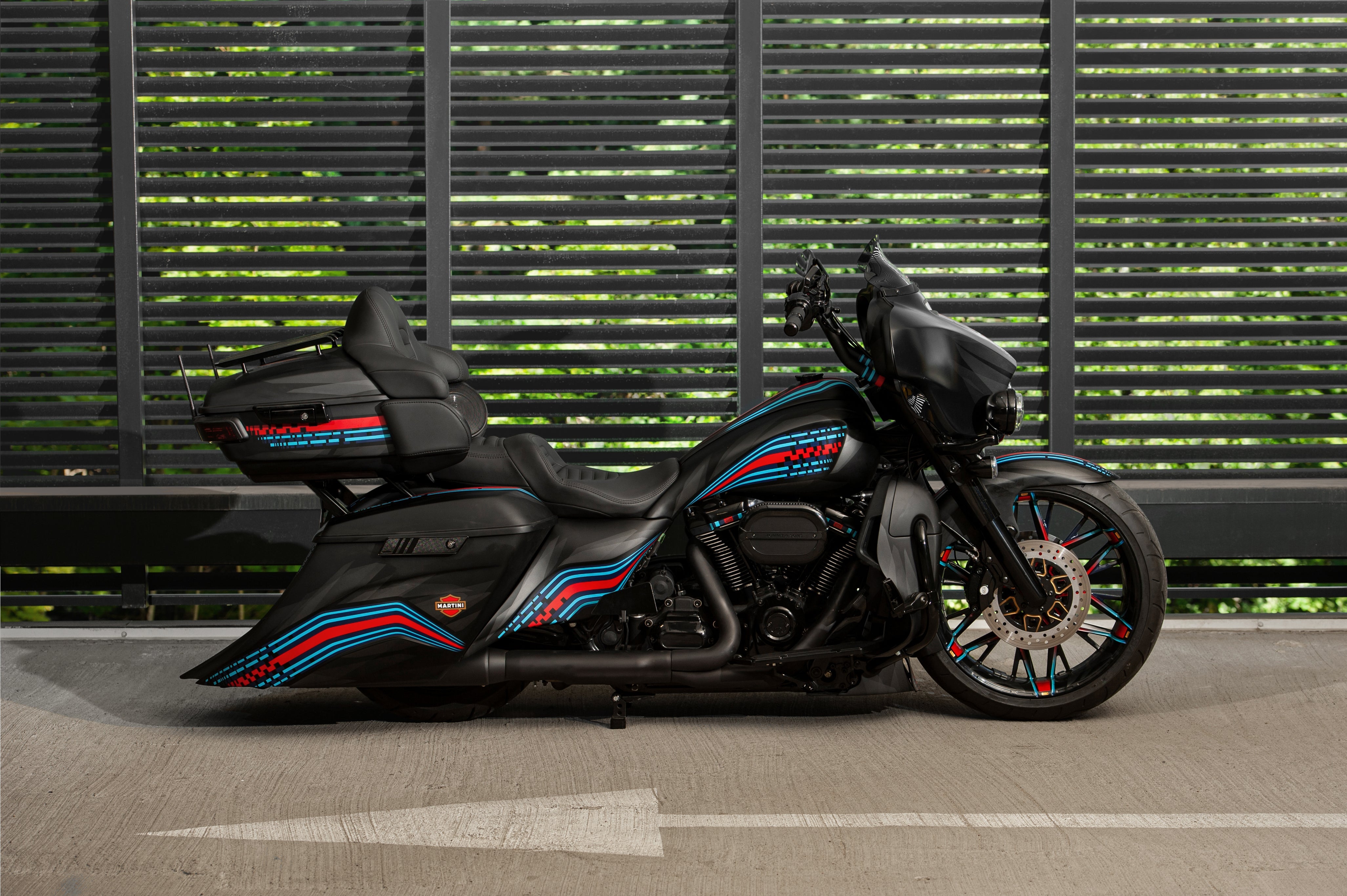 Harley Davidson Electra Glide 2019 customized by Tommy&Sons. Photo taken from the side, where you can see the billow rear set, morocco side cover and tank shrouds set, large 21x5.5" front wheel with Tommy&Sons wrapper front fender.