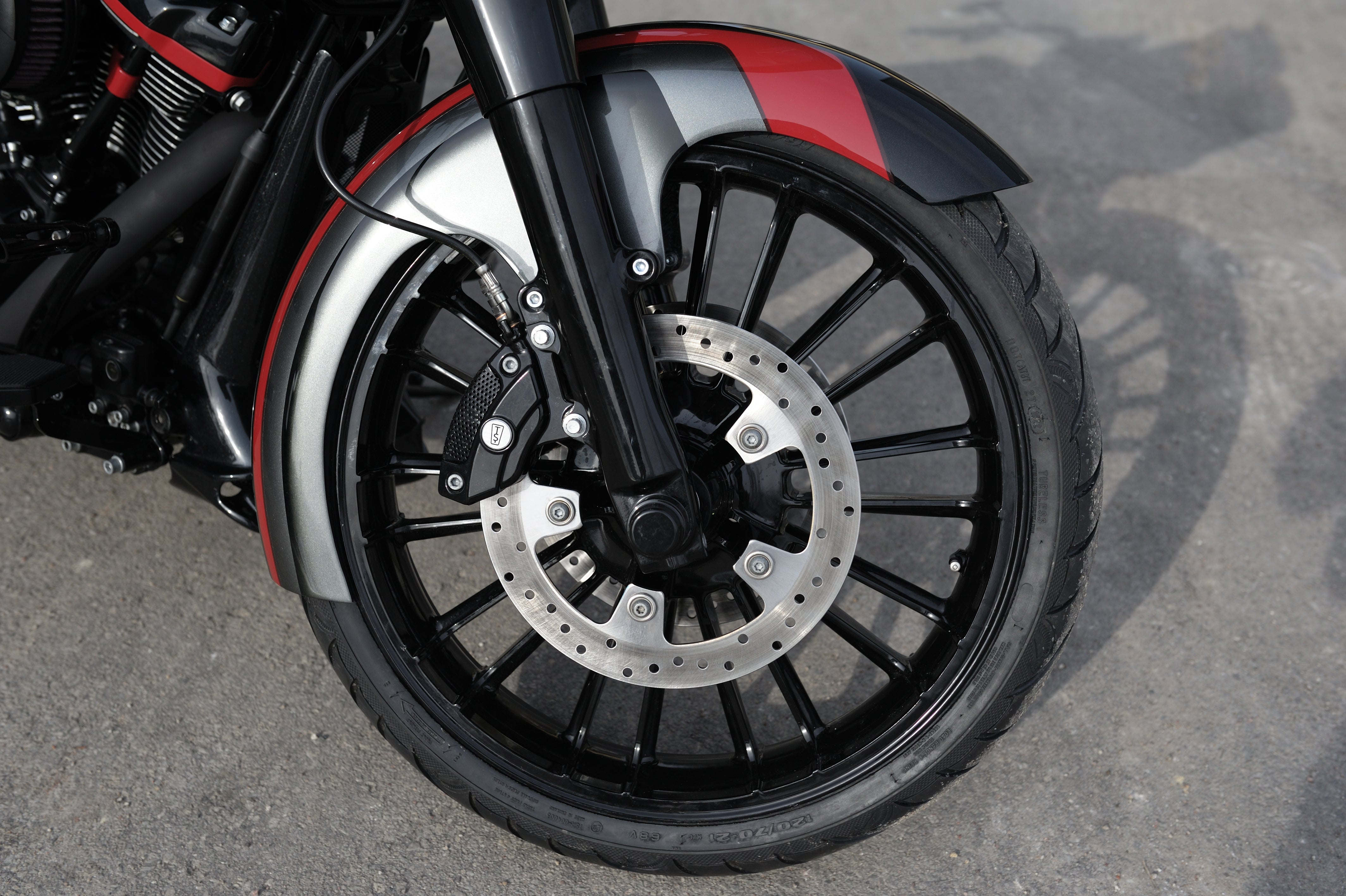 21" Wrapper front fender for Harley Davidson Touring models close up