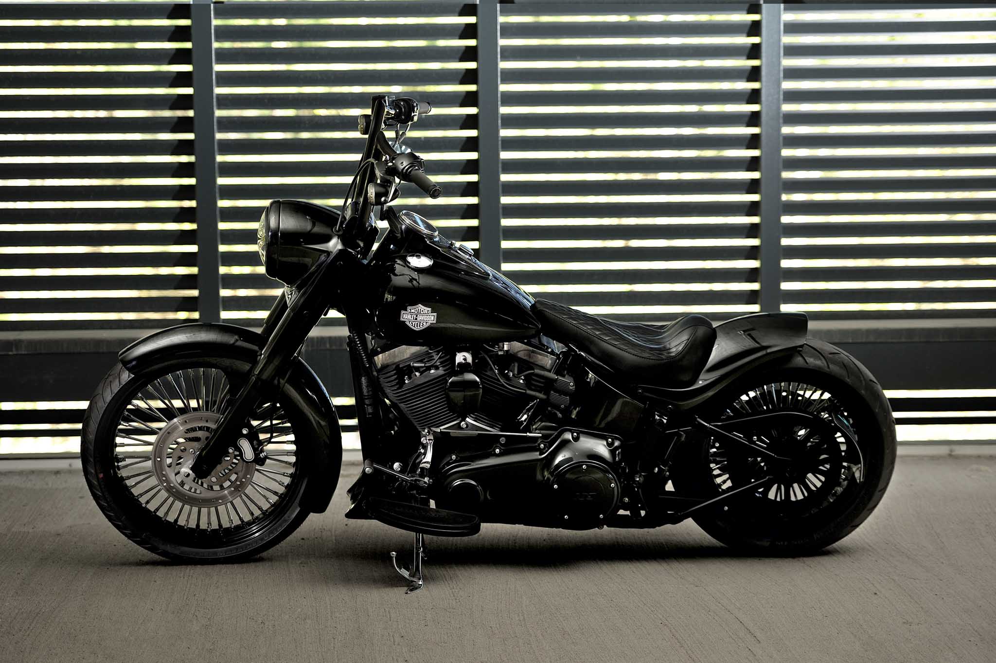 Custom Harley Davidson Softail Slim with short rear fender, 21" front wheel, wrapper front fender and a chin spoiler. 