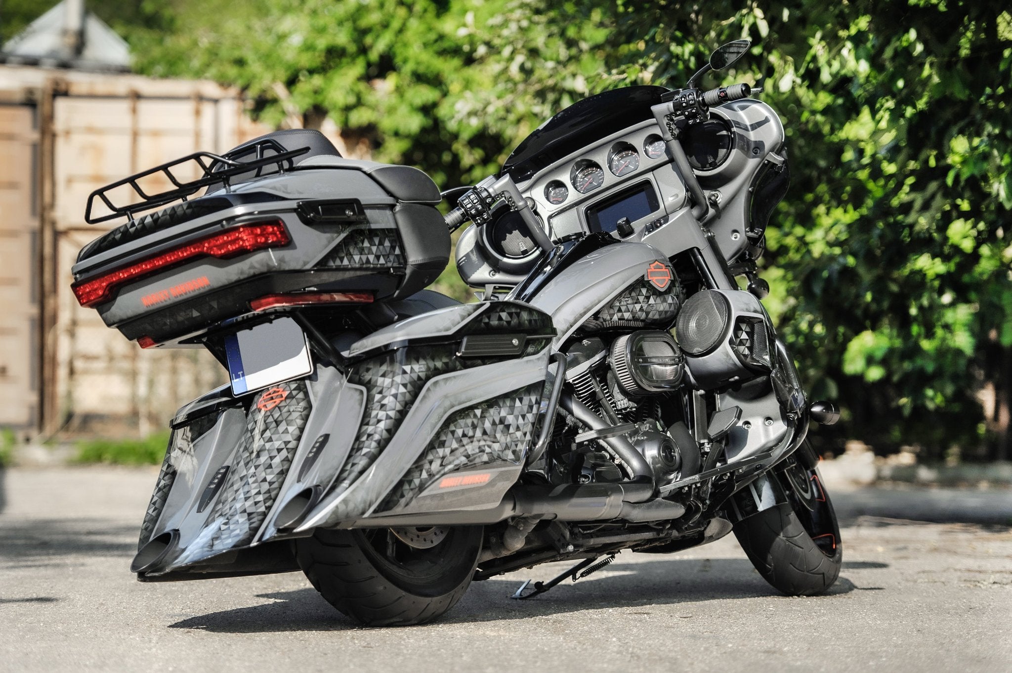 Stretched fender and saddlebags mounted on a Harley Davidson Street glide 2019 and photogrpahed from the rear. The rear fender also incorporates custom 3in1 taillights.