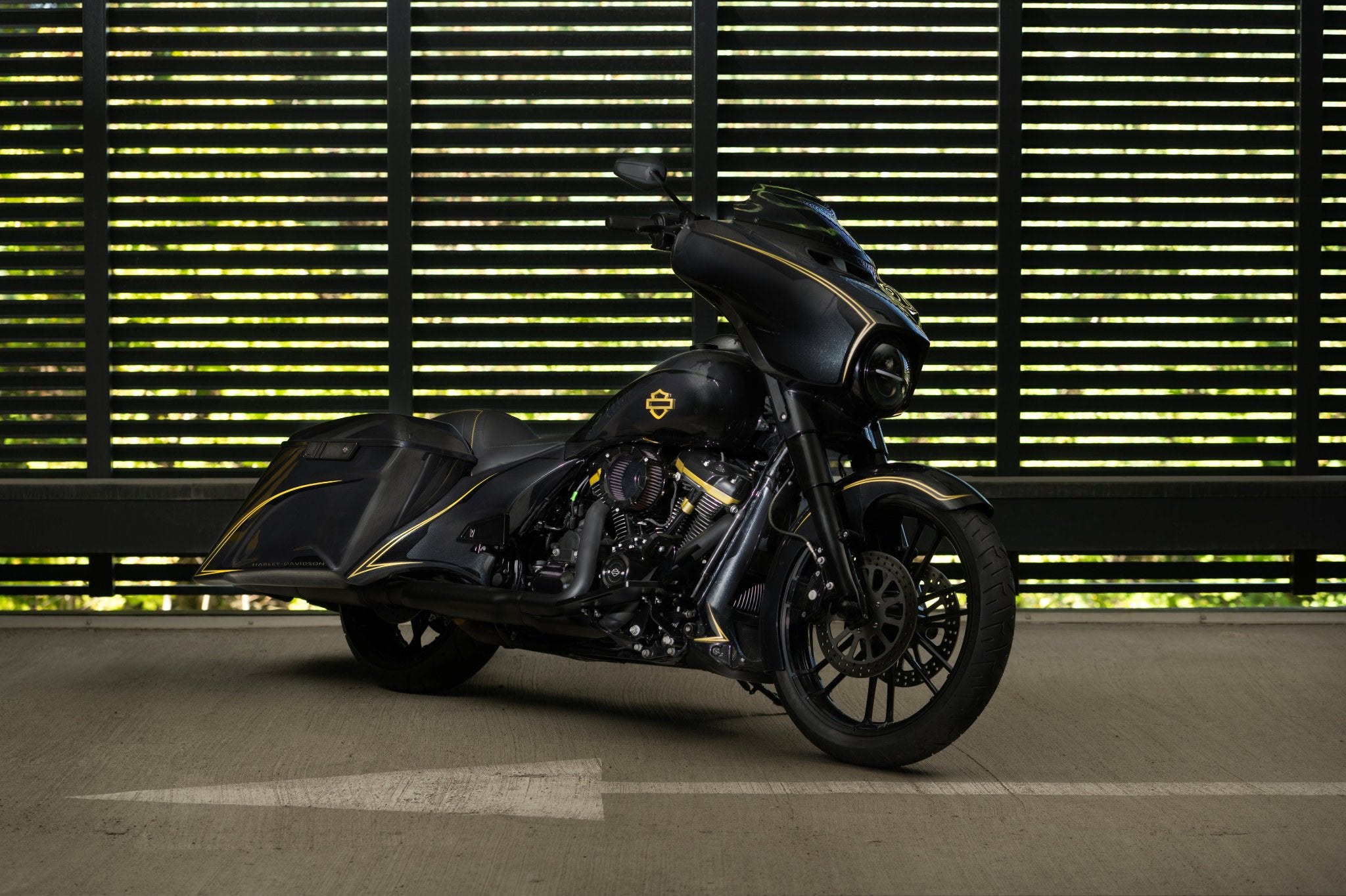 Custom Harley Davidson Street Glide 2021 with Magnus stretched saddlebags, rear fender and side cover set by Tommy&Sons photographed from front perspective.