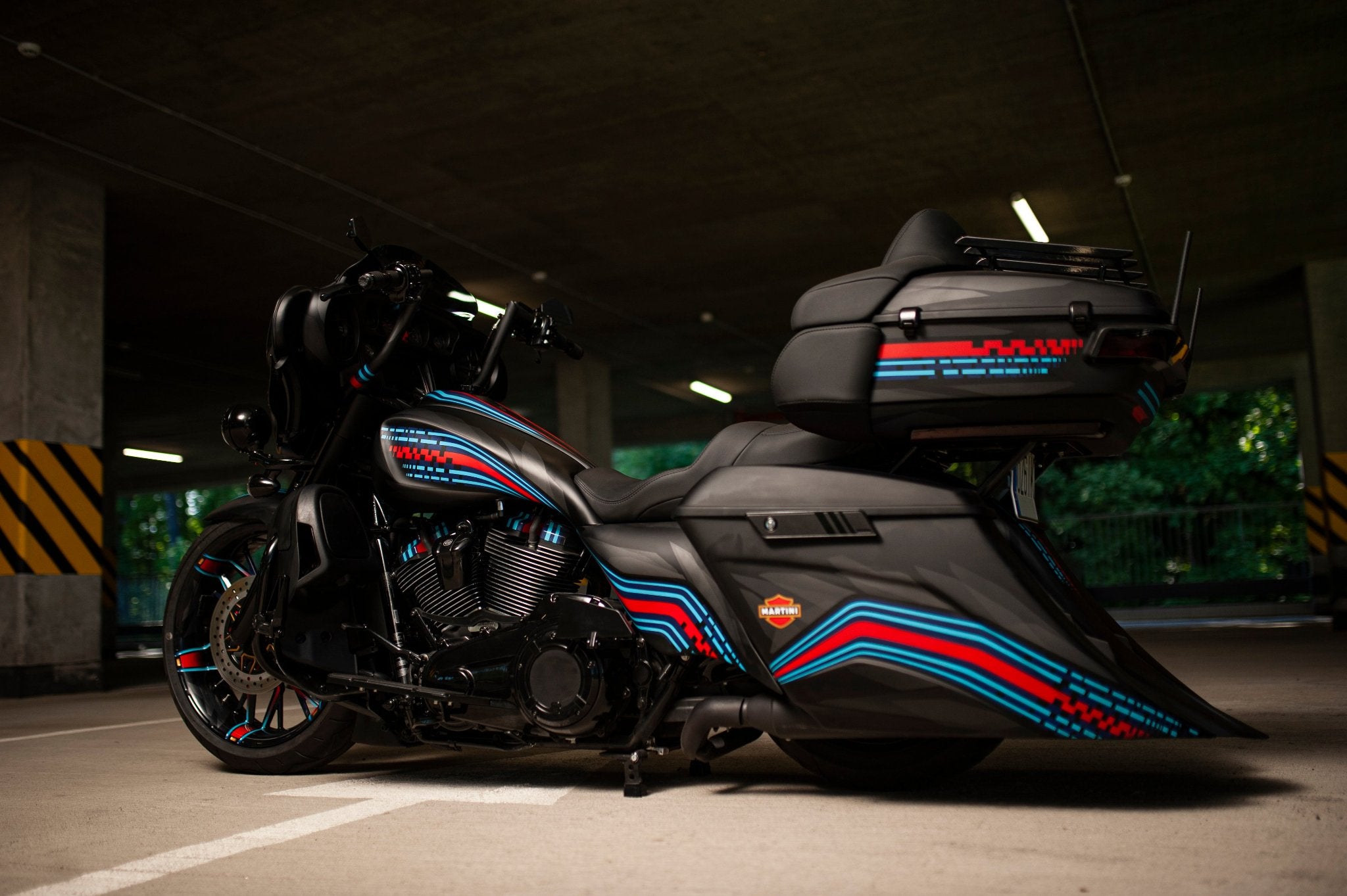 Martini Eelctra Glide pictured from a rear low profile. You can see the billow stretched saddlebags and morocco style side cover set by Tommy&Sons.