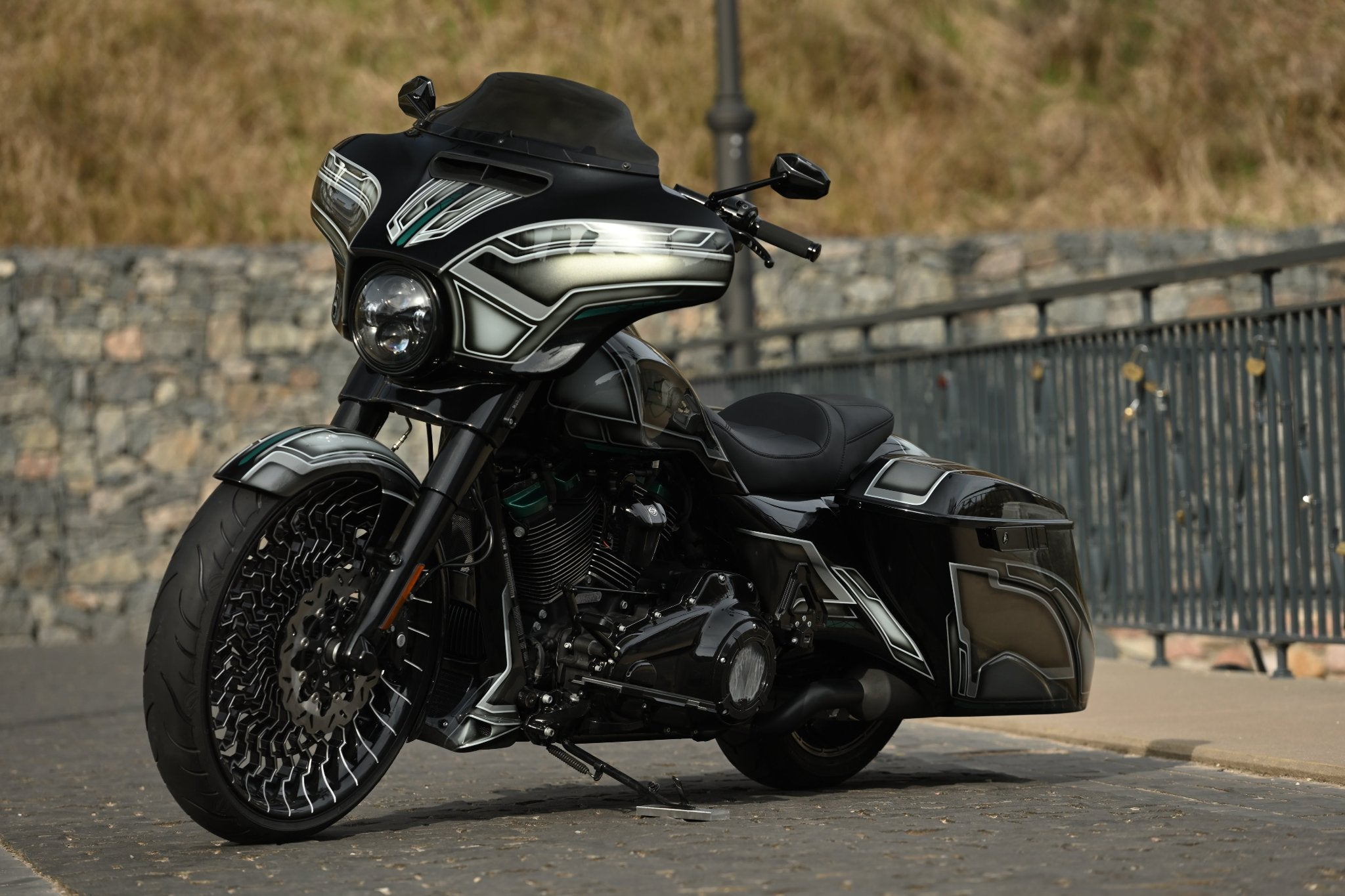 Custom Harley Davidson Street Glide Special 2022 made by Tommy&Sons. Photographed from the front.