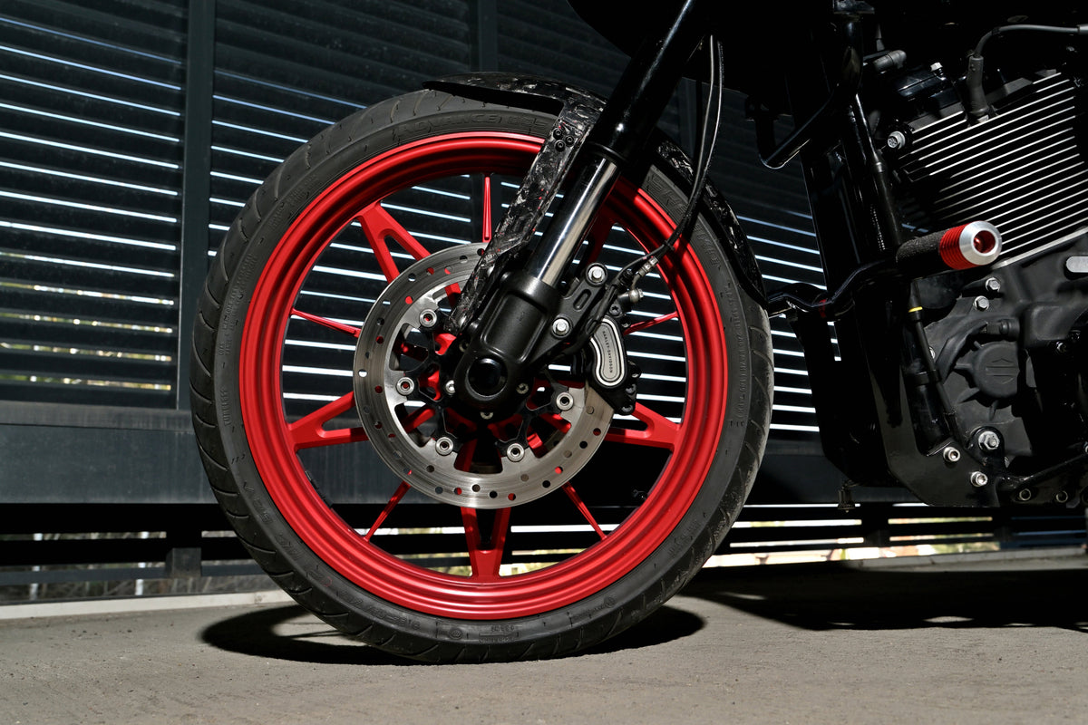 Red 21-inch Grater Spoke front wheel with Harley-Davidson brake discs and forged carbon fiber fender on Forged Sinner V2.